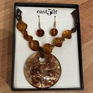 Gorgeous necklace and earrings